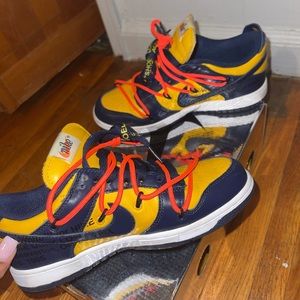Off-white dunks, hardly worn only about 5/6 times